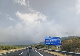 Imagen de la humareda provocada por el fuego declarado en Jarilla, casi a la altura de Hervás.