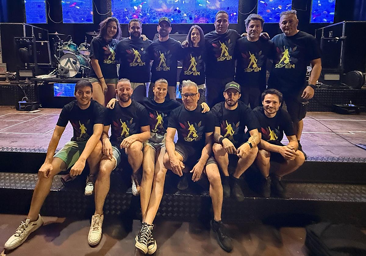 Los miembros del grupo musical 'Seven', tras bambalinas.