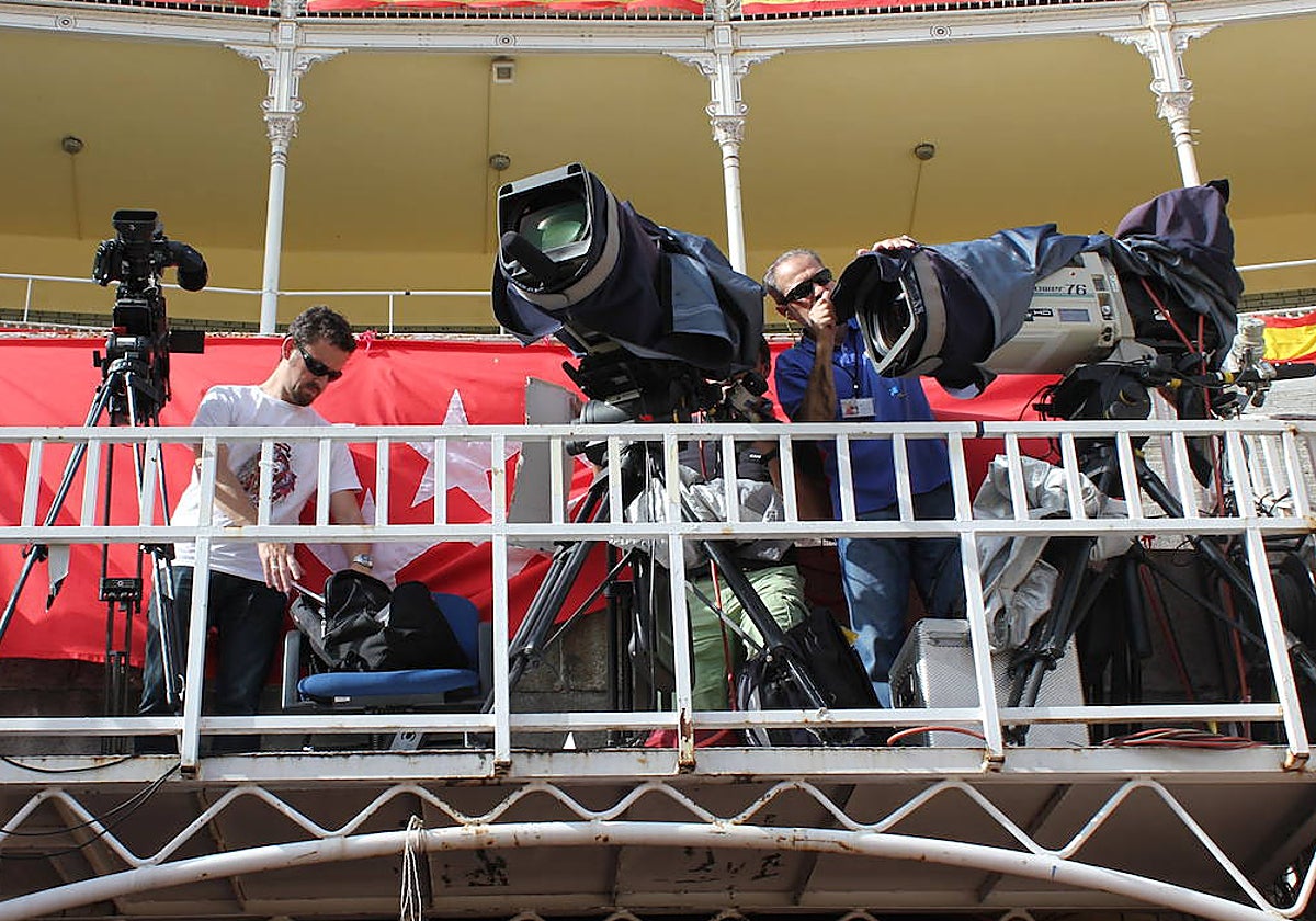 Cámaras de televisión, en la plaza de toros de Las Ventas.