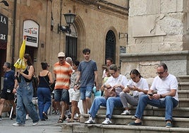 Turistas y paseantes con pantalones largos, este lunes por Salamanca.