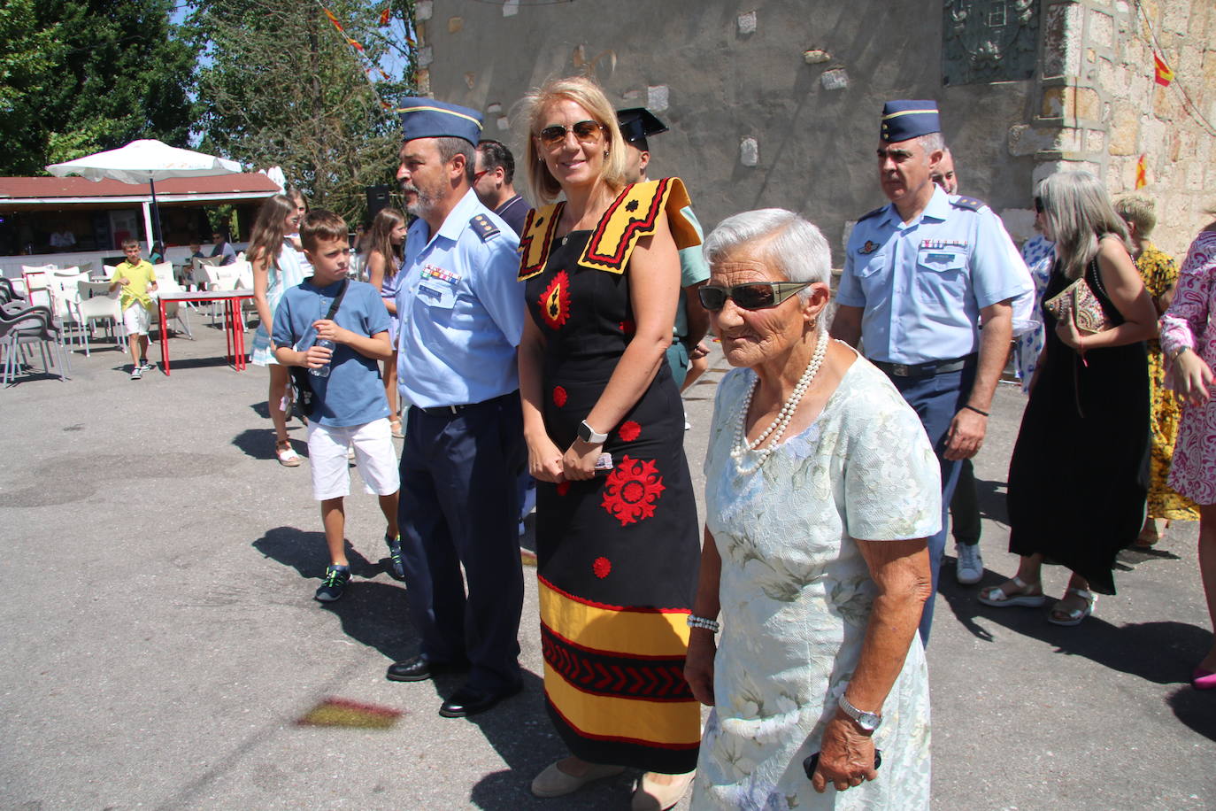 La alcaldesa, Inés Martín, junto a vecinos y autoridades, en la procesión del pasado año.