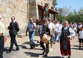 Procesión con la imagen de San Bartolomé por las calles de Villagonzalo de Tormes.