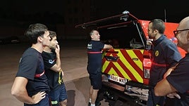 Los cuatro efectivos que se han movilizado hasta El Bierzo, preparando su salida en la noche de este martes.