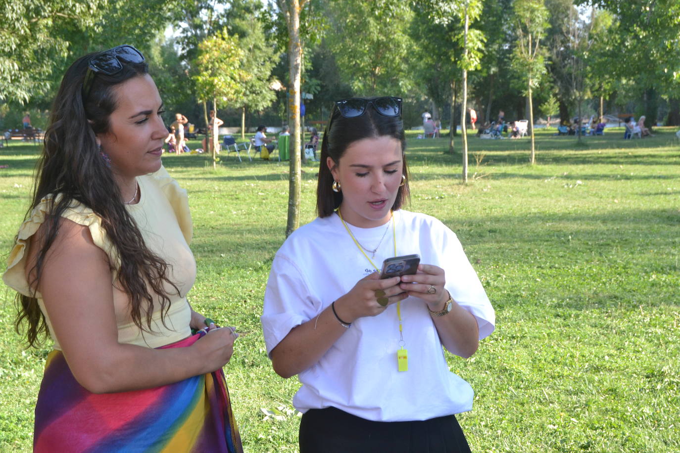 Los jóvenes disfrutan de juegos para concienciarse del respeto a la naturaleza