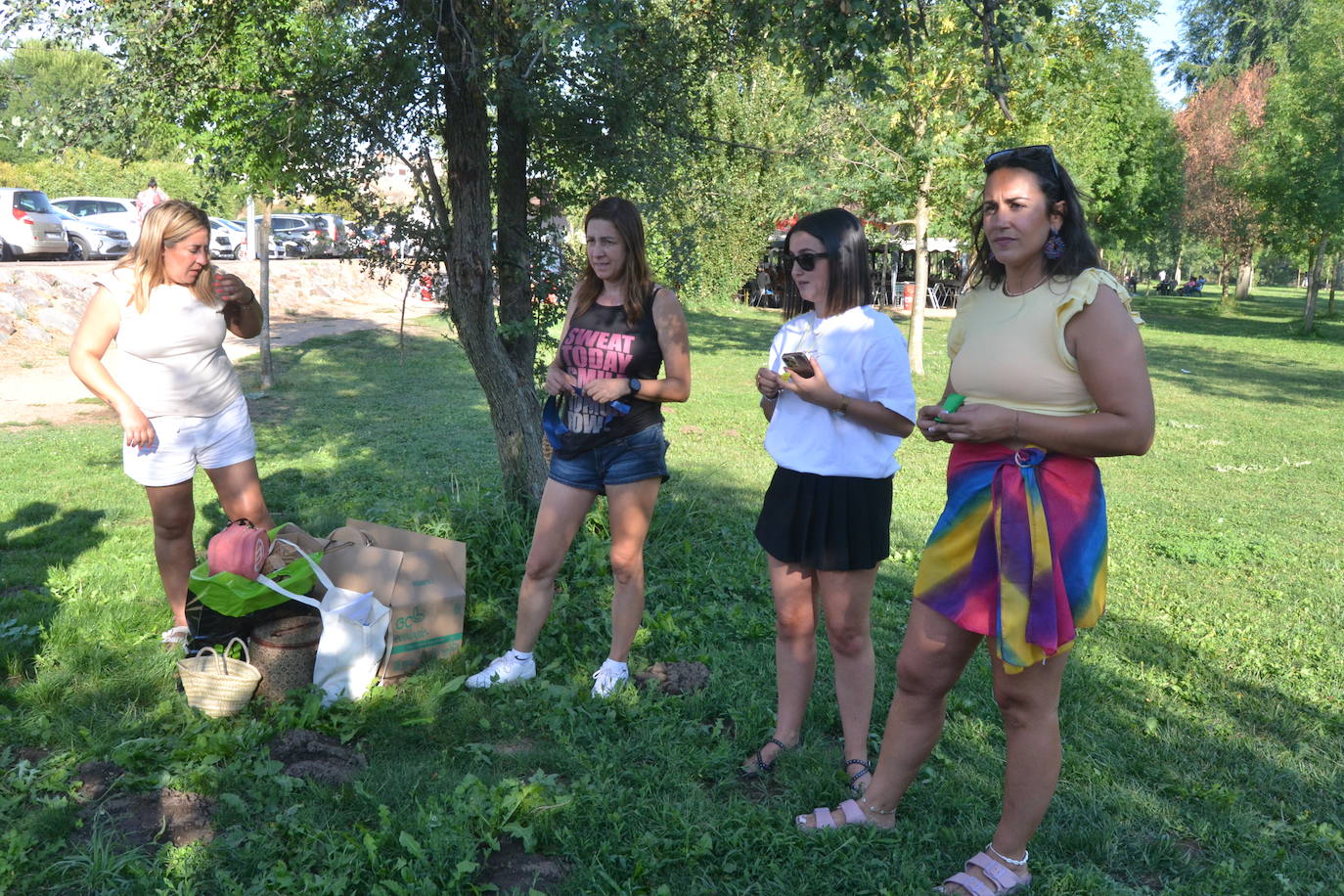 Los jóvenes disfrutan de juegos para concienciarse del respeto a la naturaleza