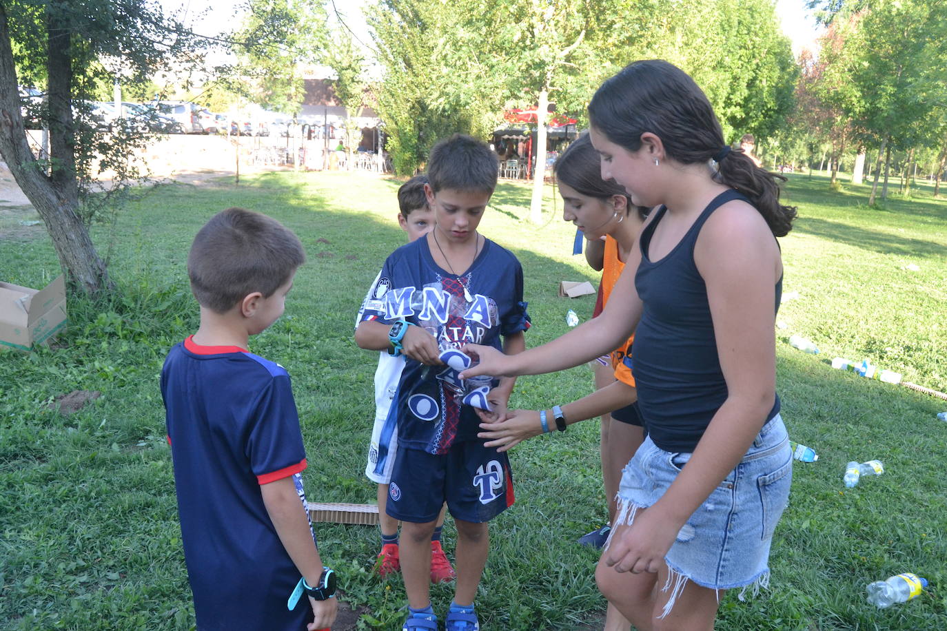 Los jóvenes disfrutan de juegos para concienciarse del respeto a la naturaleza