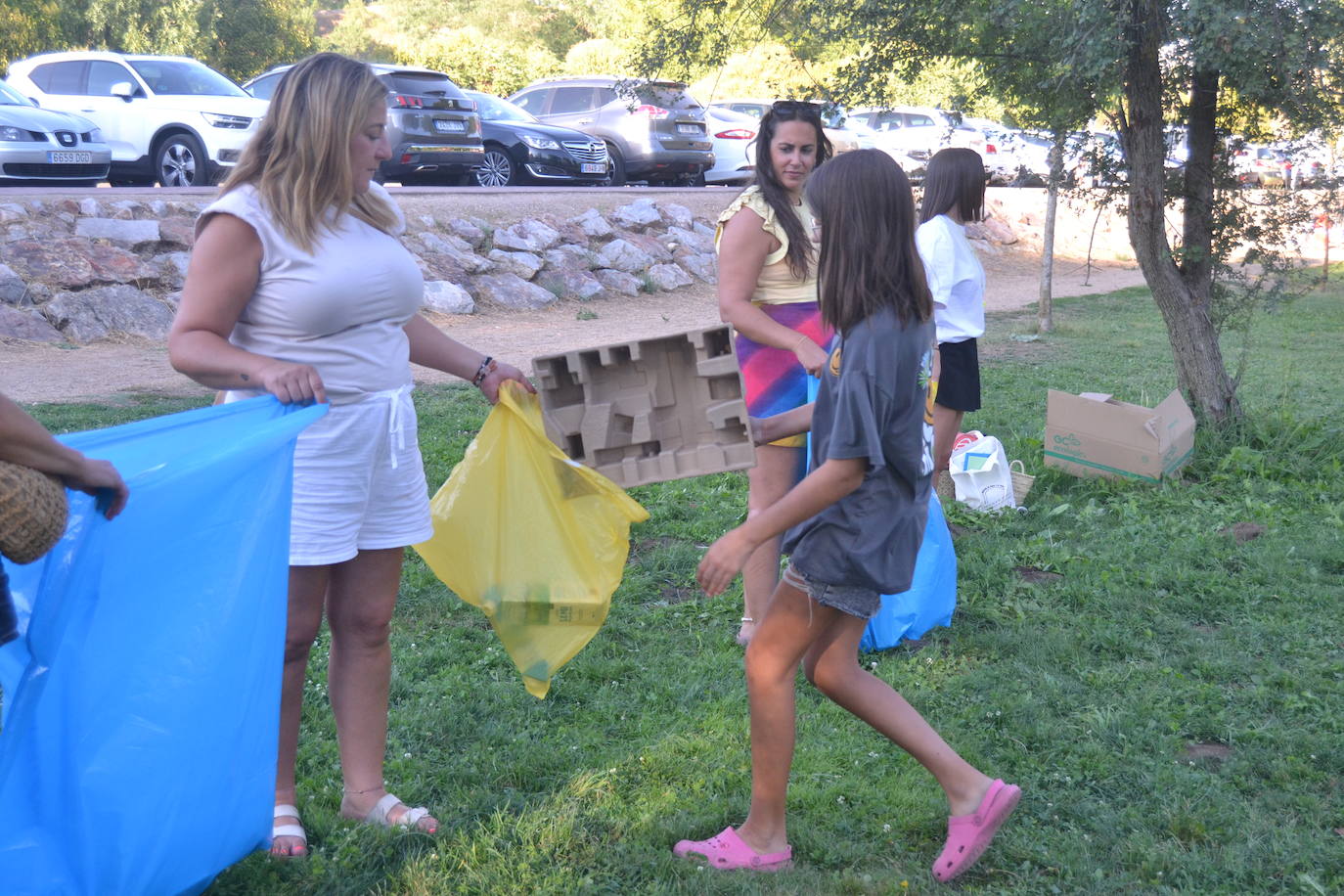 Los jóvenes disfrutan de juegos para concienciarse del respeto a la naturaleza