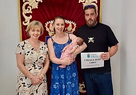 La familia de Paula ha recibido el cheque bebé en La Vellés.