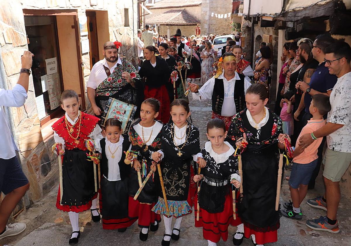 Los danzadores abren el paso a San Agustín en el día grande de sus fiestas.