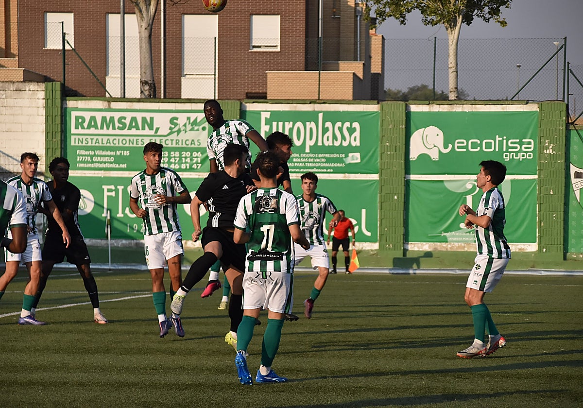 Imagen del duelo entre el Guijuelo y la UP Plasencia.