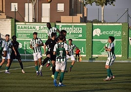 Imagen del duelo entre el Guijuelo y la UP Plasencia.