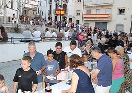 Reparto de los productos ibéricos en la Plaza Mayor.