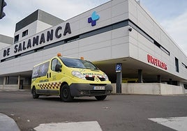 Una ambulancia, en el Hospital de Salamanca.