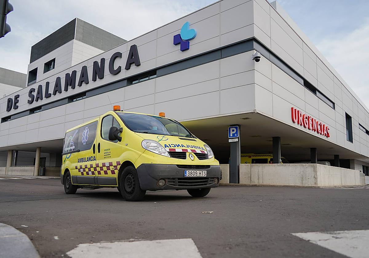 Una ambulancia, en el Hospital de Salamanca.