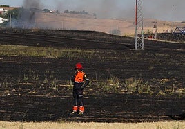 Un bombero, trabajando en una intervención ajena a esta información.