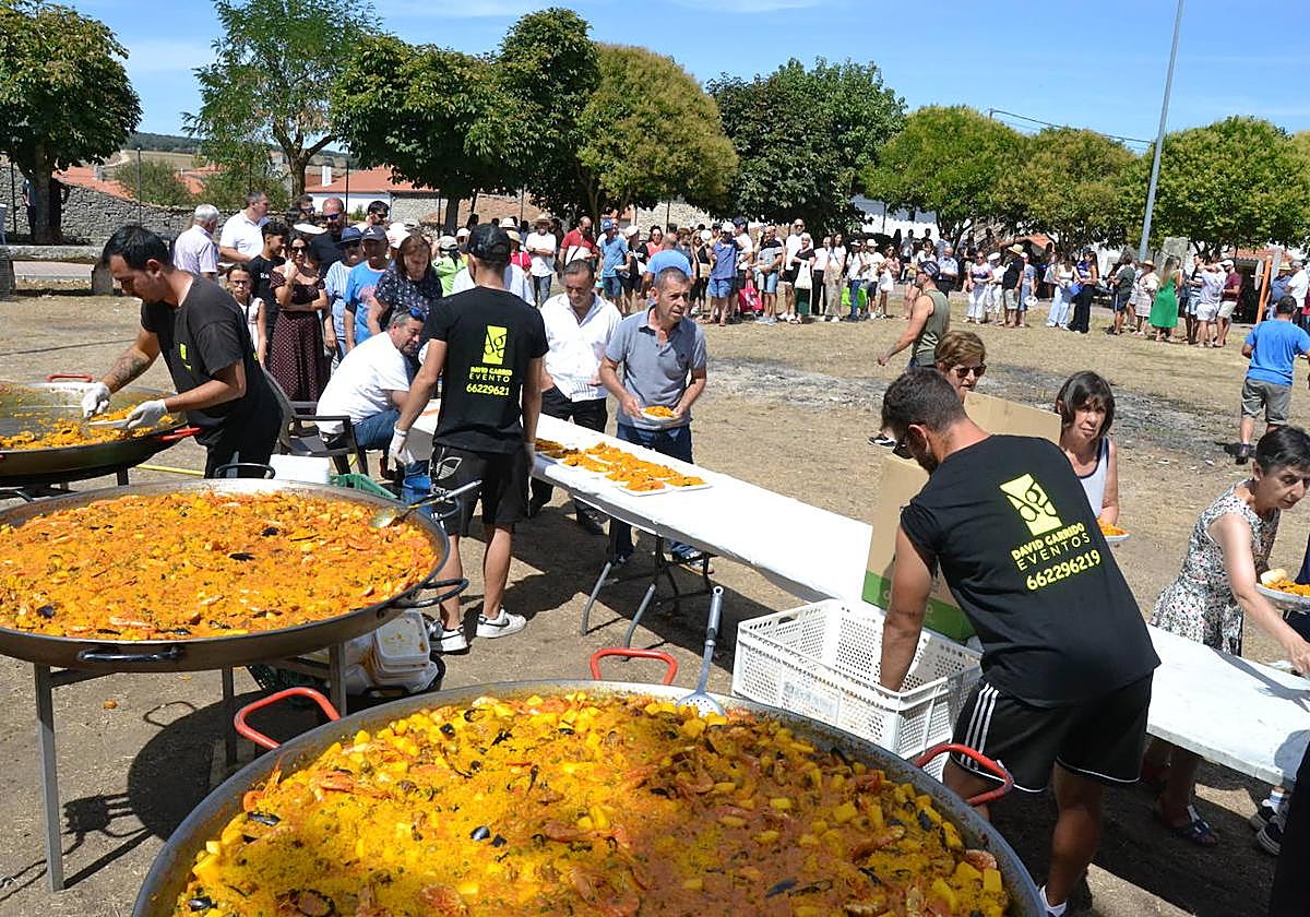 La comida popular reúne a todos los vecinos con un motivo solidario para poner fin a los festejos.