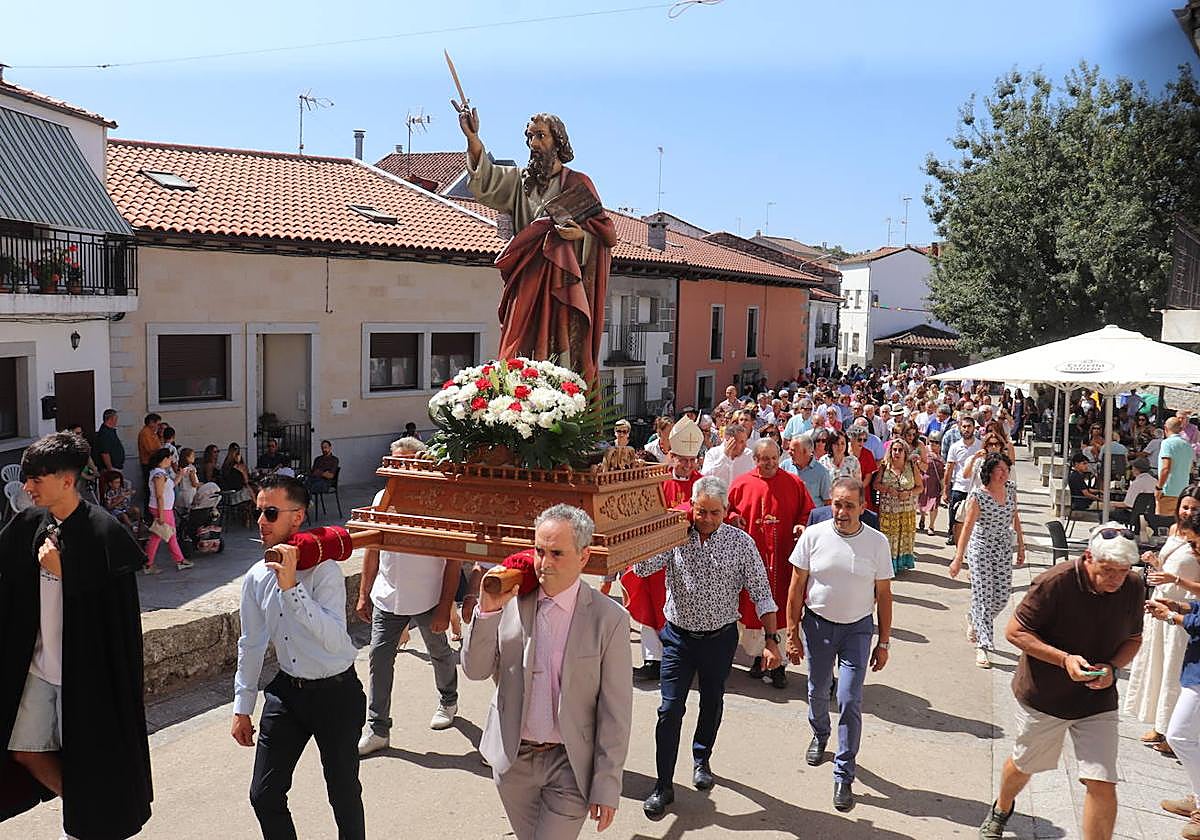 Procesión con la imagen de San Bartolo.