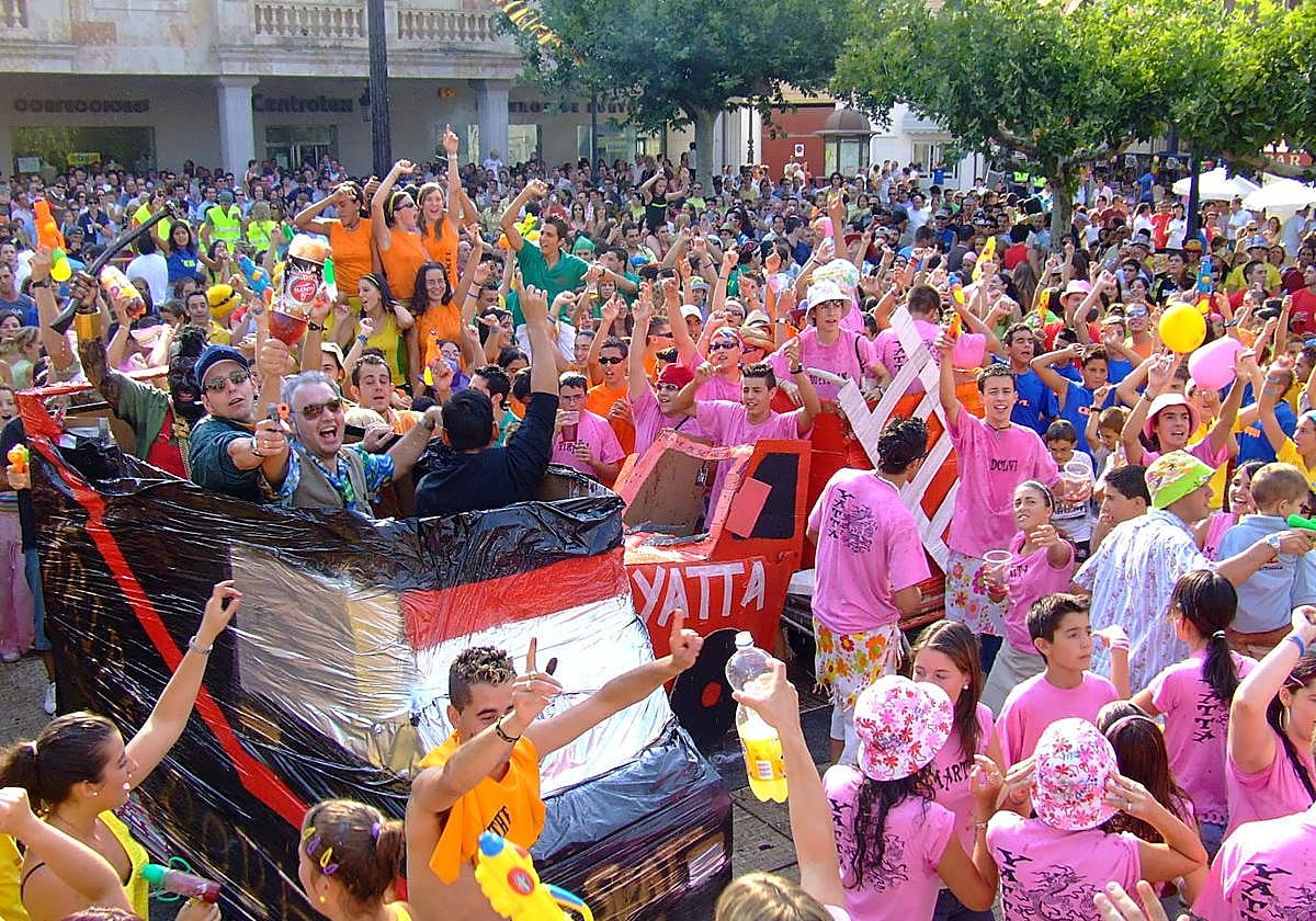 Vista del chupinazo del año 2006, con los Kripendorf disfrazados del Equipo A con furgón incluido.