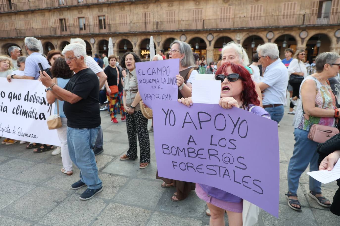 Podemos Salamanca exige explicaciones a la Junta por la gestión de los incendios con una concentración en la Plaza Mayor