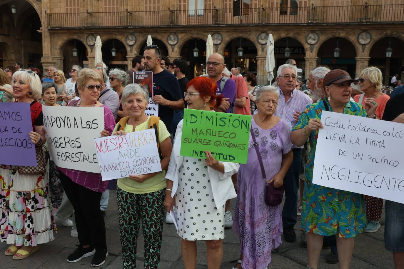 Podemos Salamanca exige explicaciones a la Junta por la gestión de los incendios con una concentración en la Plaza Mayor