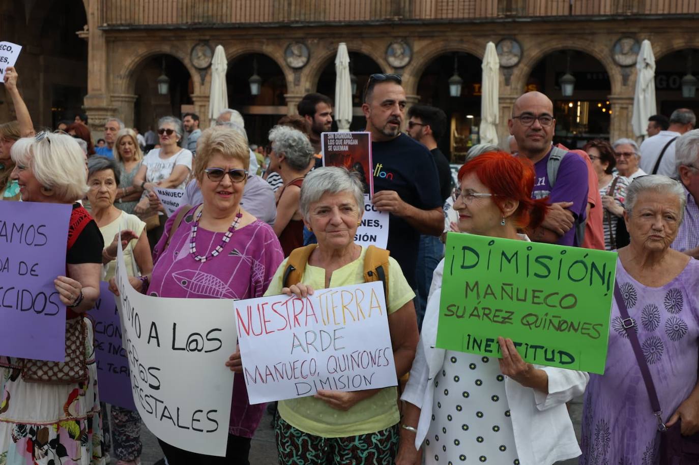 Podemos Salamanca exige explicaciones a la Junta por la gestión de los incendios con una concentración en la Plaza Mayor
