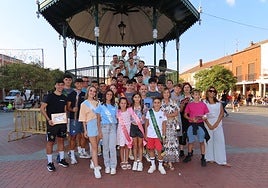 Posado de los ganadores de la yincana Grand Prix con las autoridades y la corte de honor 2025.