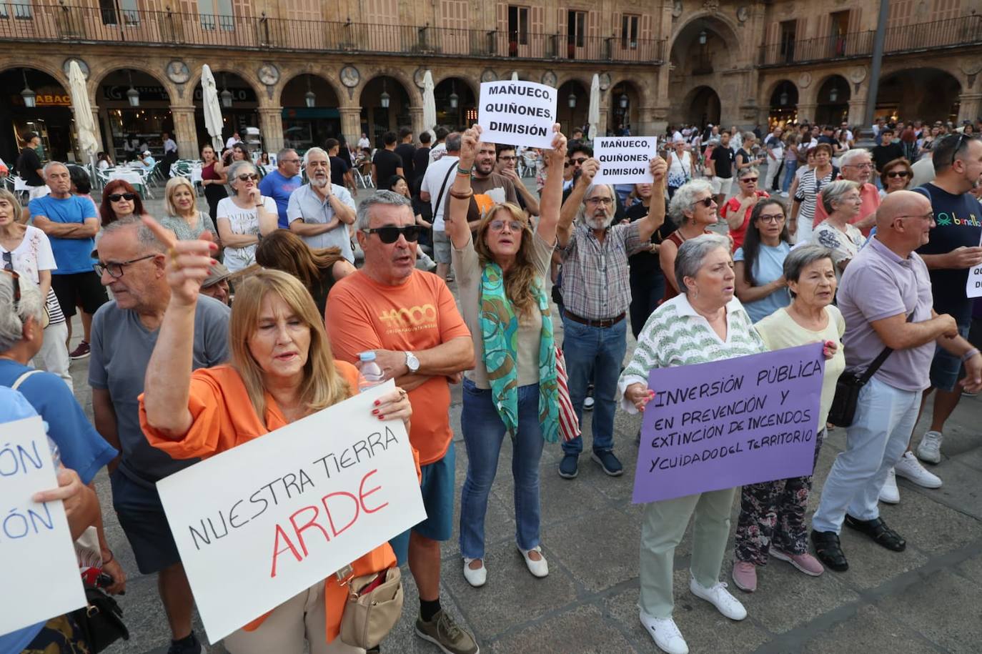 Podemos Salamanca exige explicaciones a la Junta por la gestión de los incendios con una concentración en la Plaza Mayor