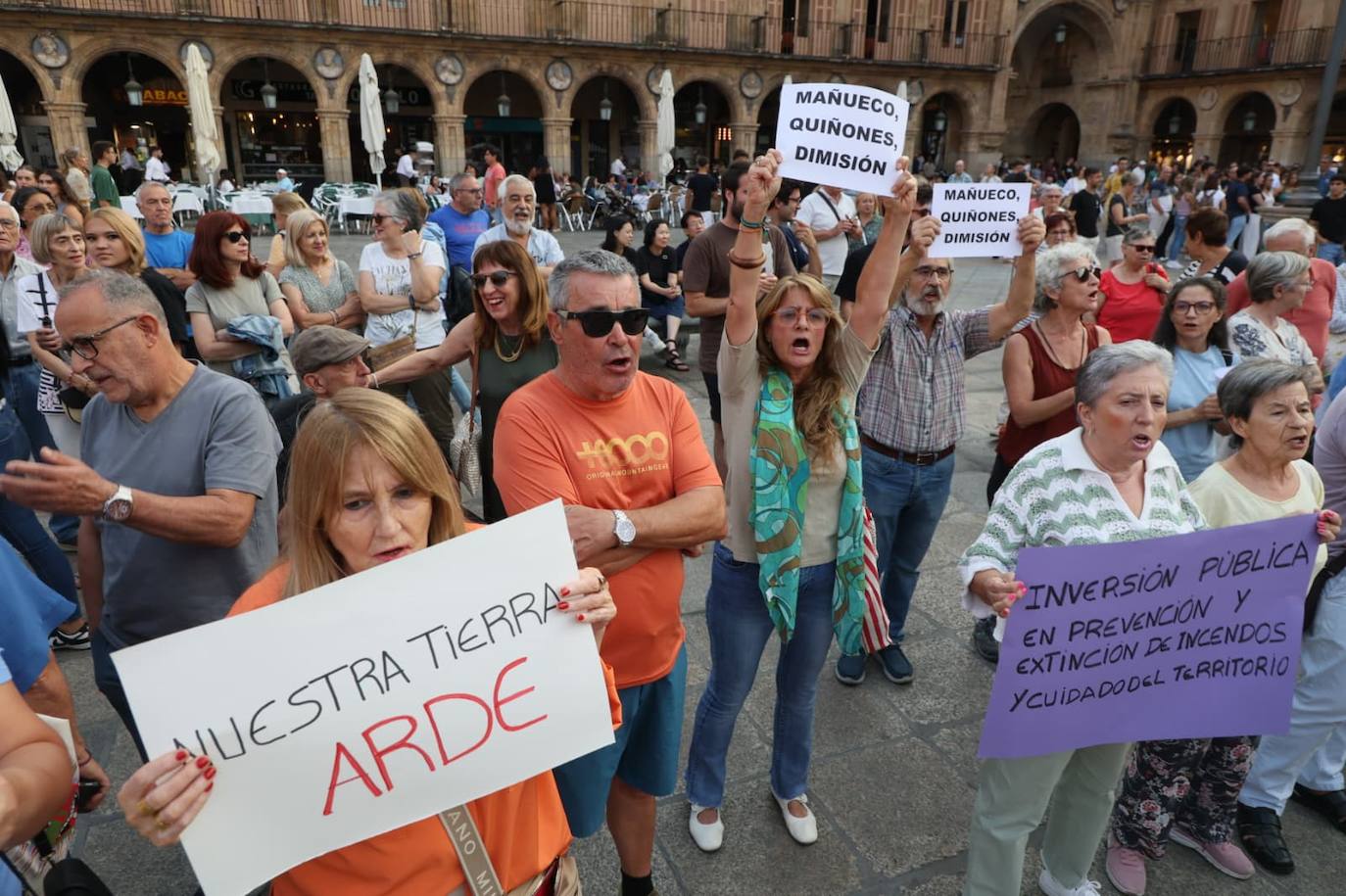 Podemos Salamanca exige explicaciones a la Junta por la gestión de los incendios con una concentración en la Plaza Mayor