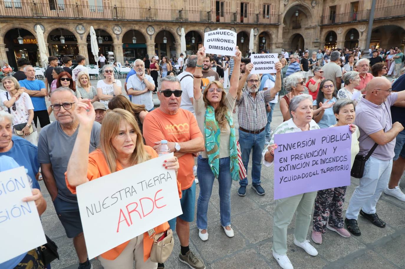 Podemos Salamanca exige explicaciones a la Junta por la gestión de los incendios con una concentración en la Plaza Mayor