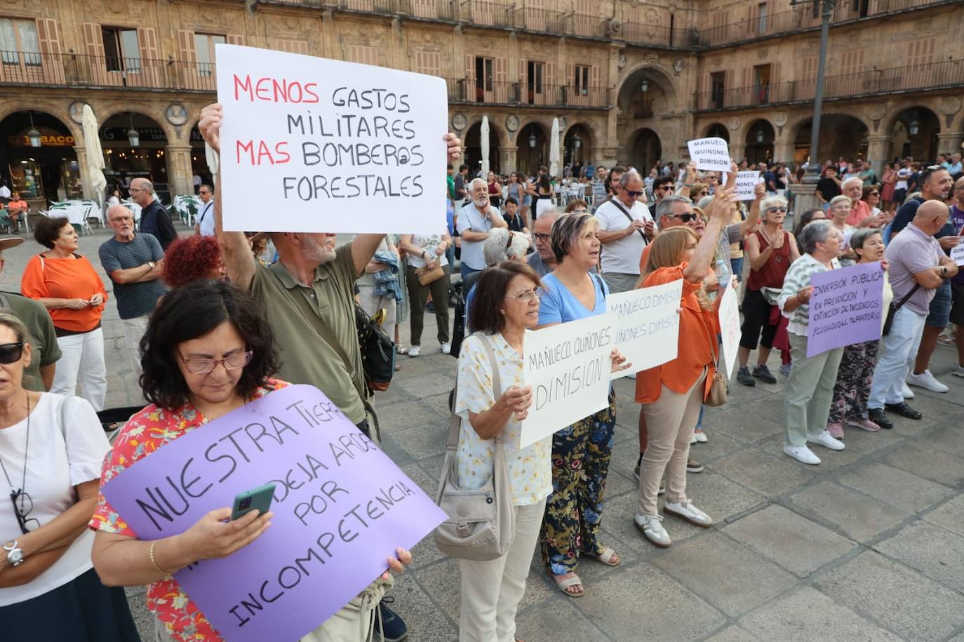 Podemos Salamanca exige explicaciones a la Junta por la gestión de los incendios con una concentración en la Plaza Mayor