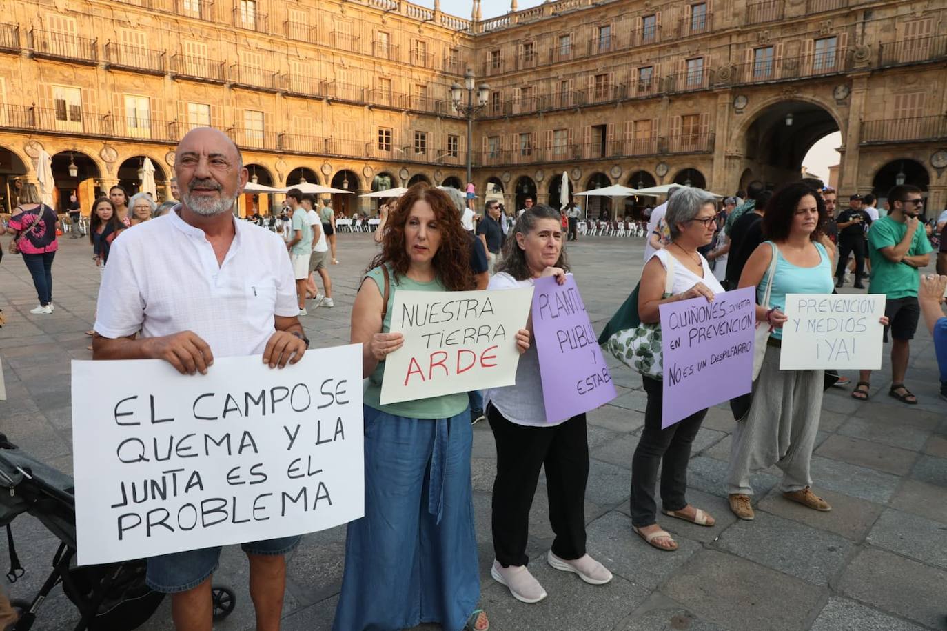 Podemos Salamanca exige explicaciones a la Junta por la gestión de los incendios con una concentración en la Plaza Mayor