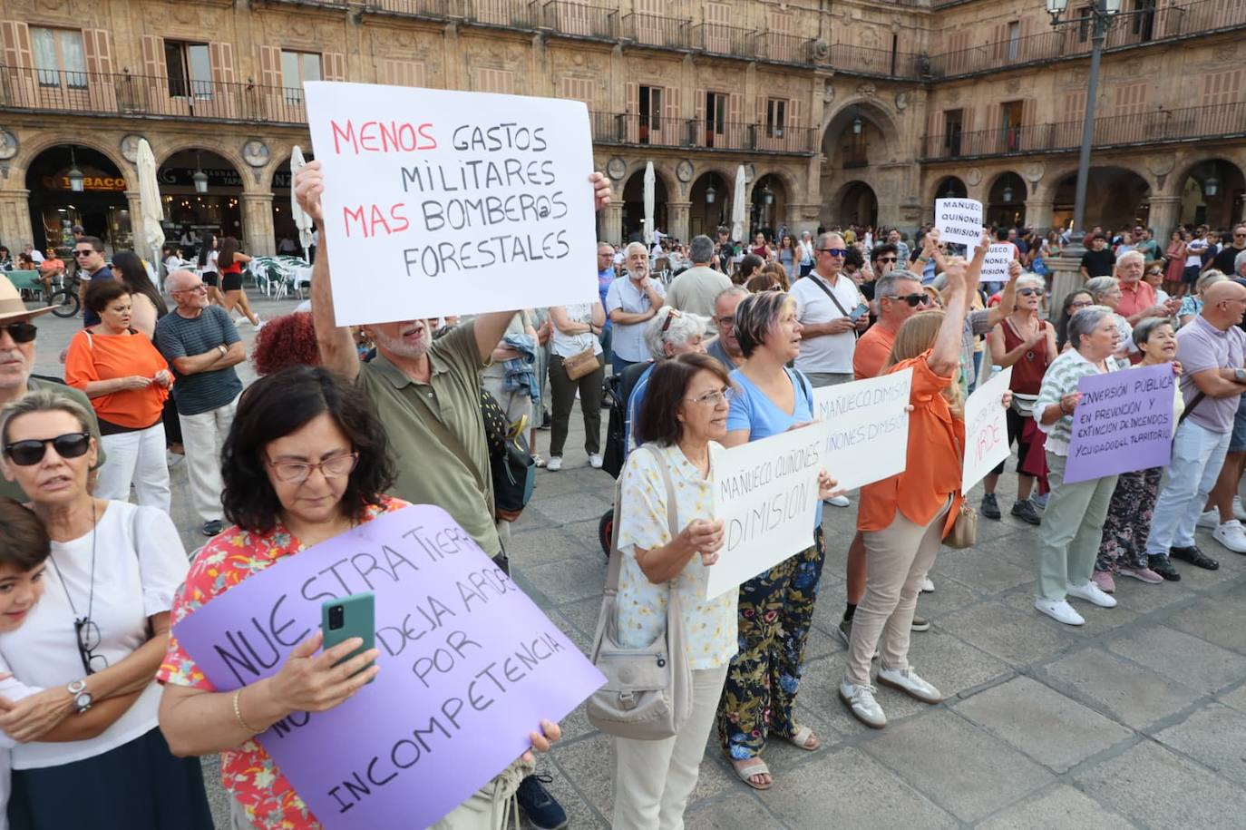 Podemos Salamanca exige explicaciones a la Junta por la gestión de los incendios con una concentración en la Plaza Mayor