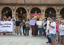 Podemos Salamanca exige explicaciones a la Junta por la gestión de los incendios con una concentración en la Plaza Mayor
