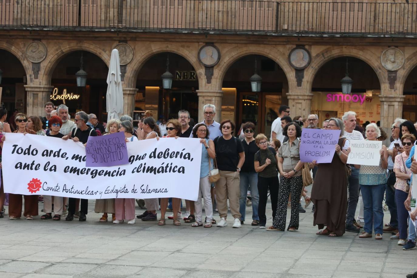 Podemos Salamanca exige explicaciones a la Junta por la gestión de los incendios con una concentración en la Plaza Mayor