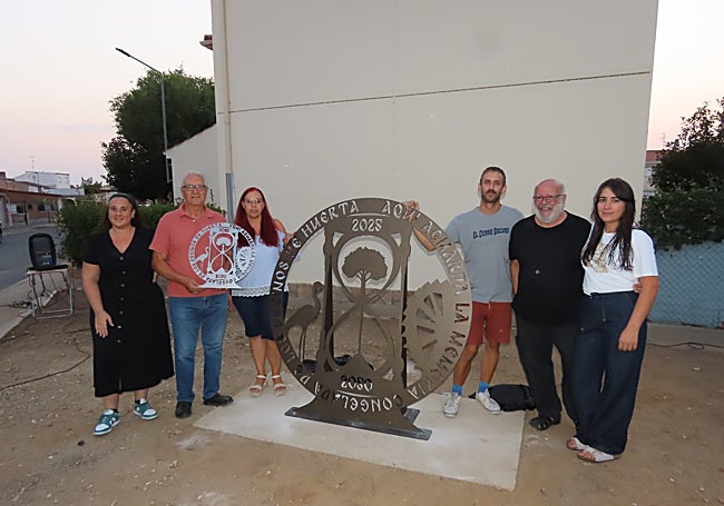 Corporación municipal y el artista que ha diseñado la escultura.