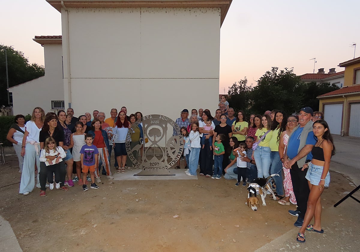Vecinos, junto a la escultura recién estrenada en Huerta.
