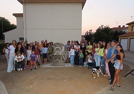 Vecinos, junto a la escultura recién estrenada en Huerta.
