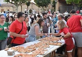 Voluntarios de AVIVA, repartiendo los pinchos a los vecinos de Aldeanueva.