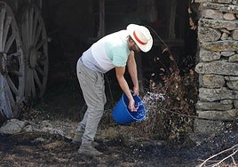 Vecinos, luchando contra algunos puntos calientes en los incendios.