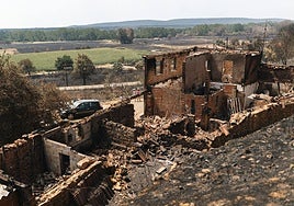 Una vivienda de Castrocalbón, destruida por los incendios.