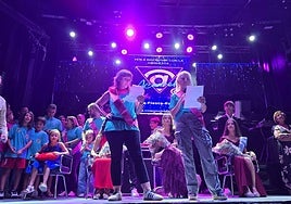 Sheila Vicente, como reina, y Nayara Rodríguez e Irene Alonso, como damas, coprotagoniza-ron la apertura de las fiestas junto a la peña Pampox.