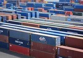 Decenas de contenedores con mercancía lista para exportar.