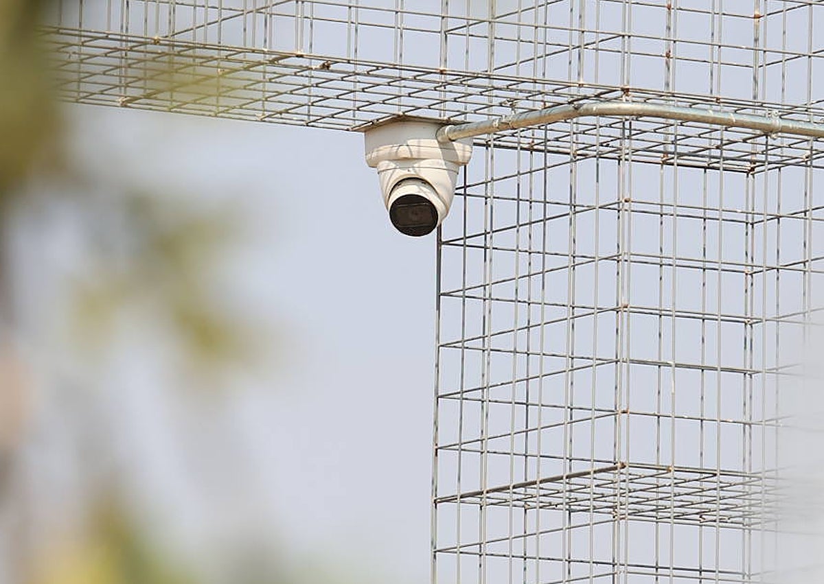 Imagen secundaria 1 - Los usuarios de los huertos urbanos de Salamanca sufren robos puntuales en sus parcelas. Consideran que las cámaras situadas en el recinto no son suficientes para garantizar la seguridad de los huertos ni la convivencia entre los hortelanos. En algunas ocasiones, los conflictos han llegado a los insultos e incluso a las agresiones físicas.