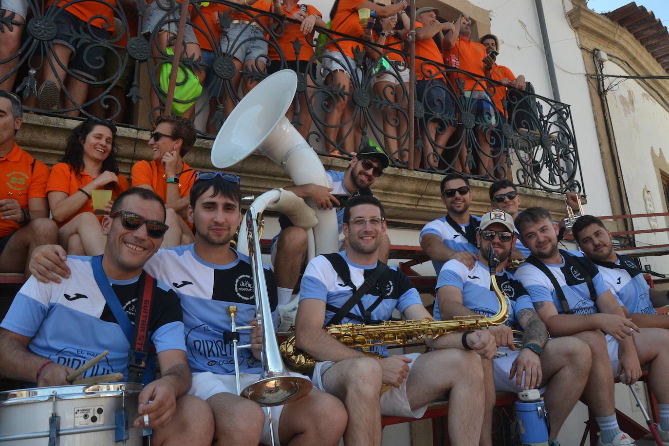 La fiesta se desata con las peñas de Lumbrales