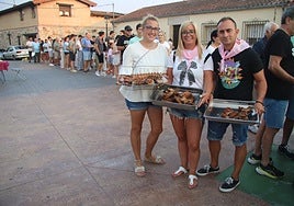 Los vecinos de Golpejas degustaron más de 150 kilos de costilla asada.