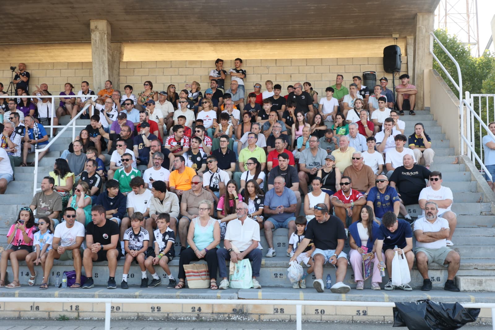 Gran ambiente en Las Pistas: búscate en la grada