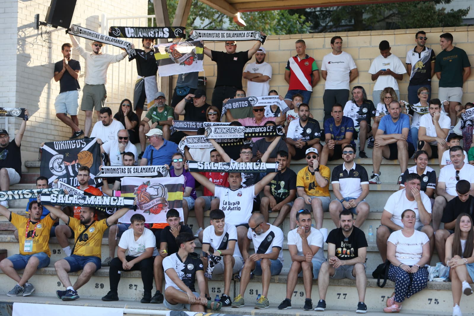 Gran ambiente en Las Pistas: búscate en la grada