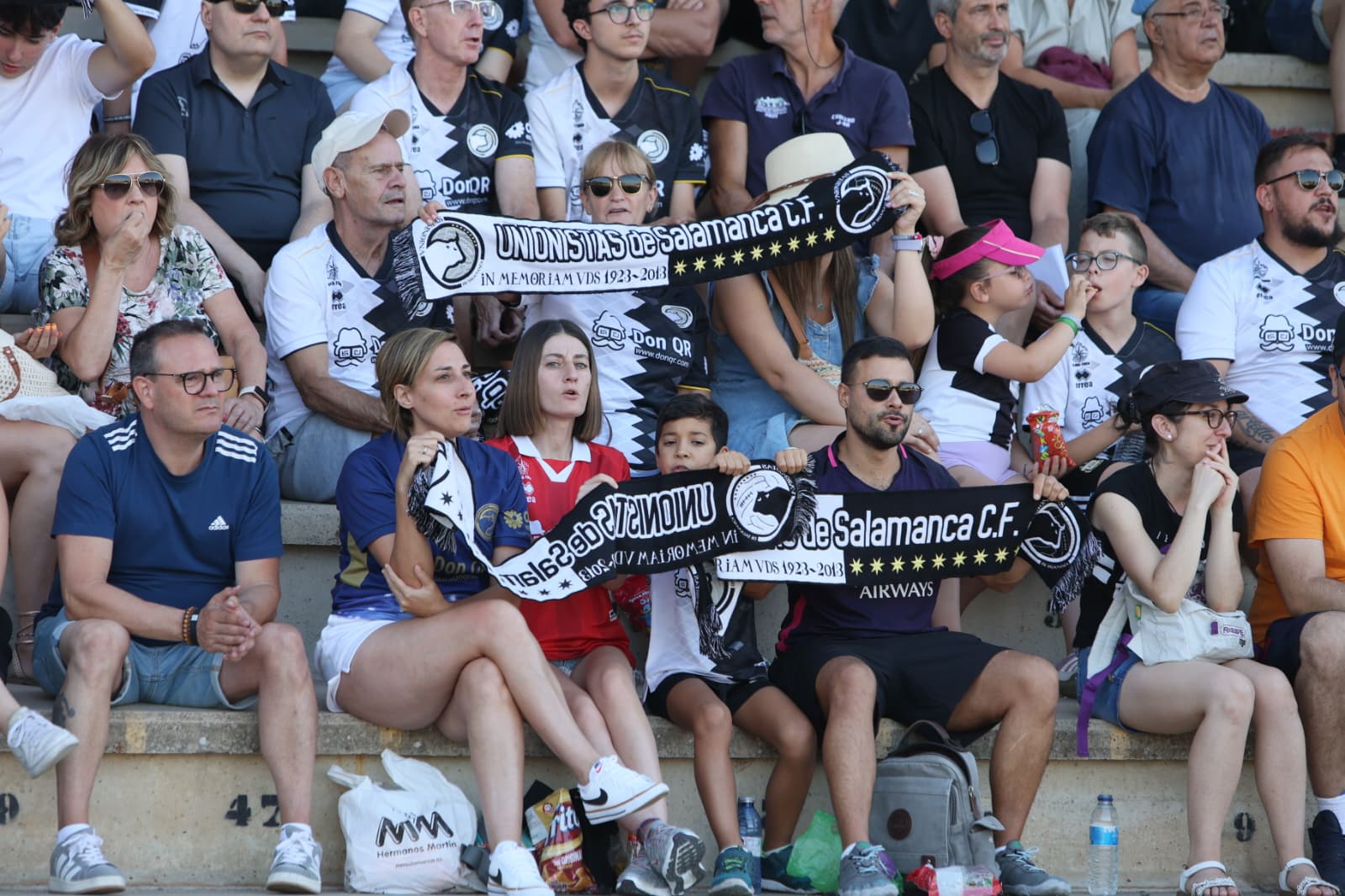 Gran ambiente en Las Pistas: búscate en la grada