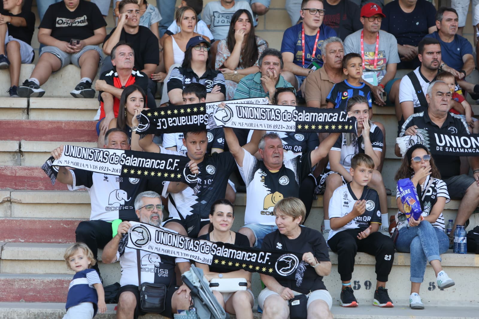 Gran ambiente en Las Pistas: búscate en la grada