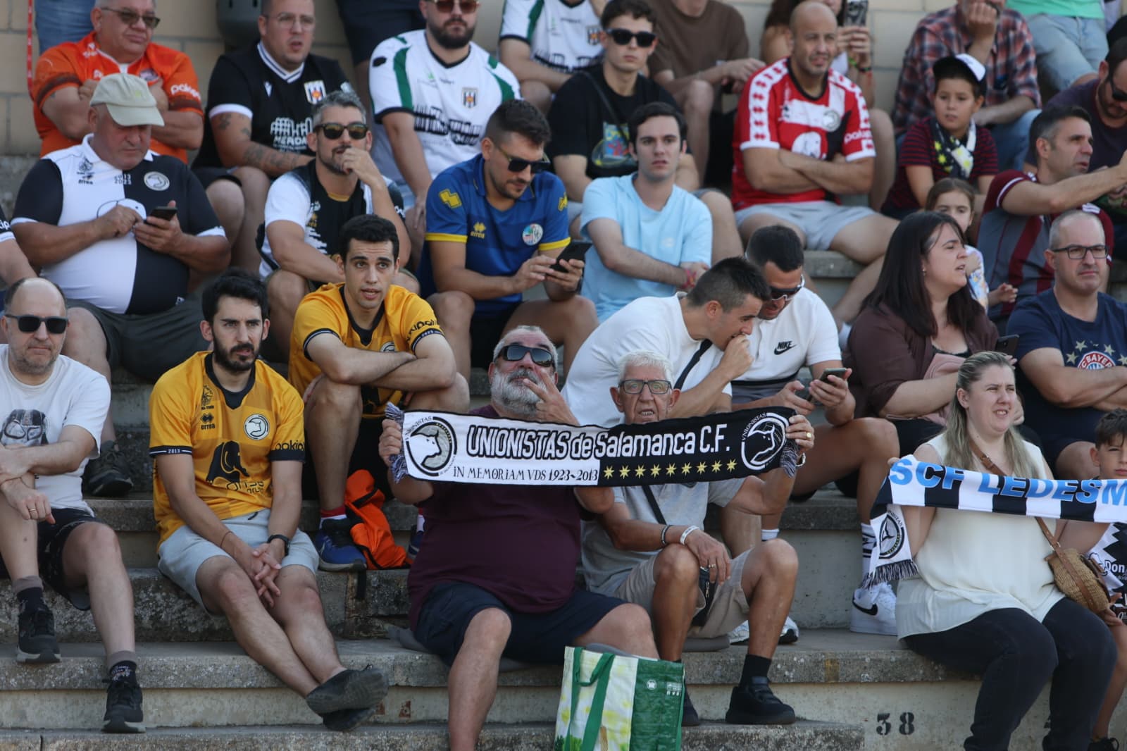 Gran ambiente en Las Pistas: búscate en la grada